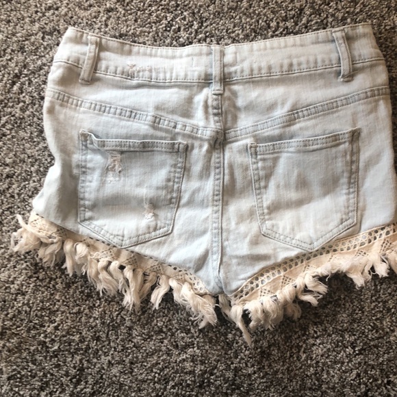Altar’d state light denim shorts - Picture 2 of 3